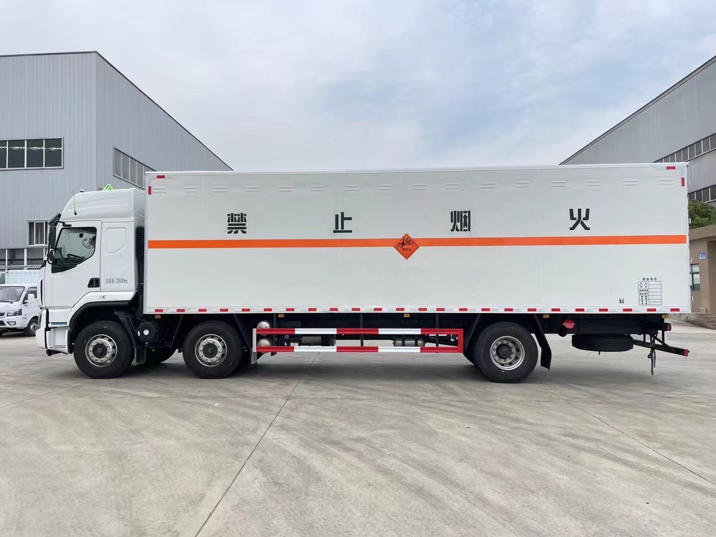 柳汽乘龙9.6米烟花炮竹运输车