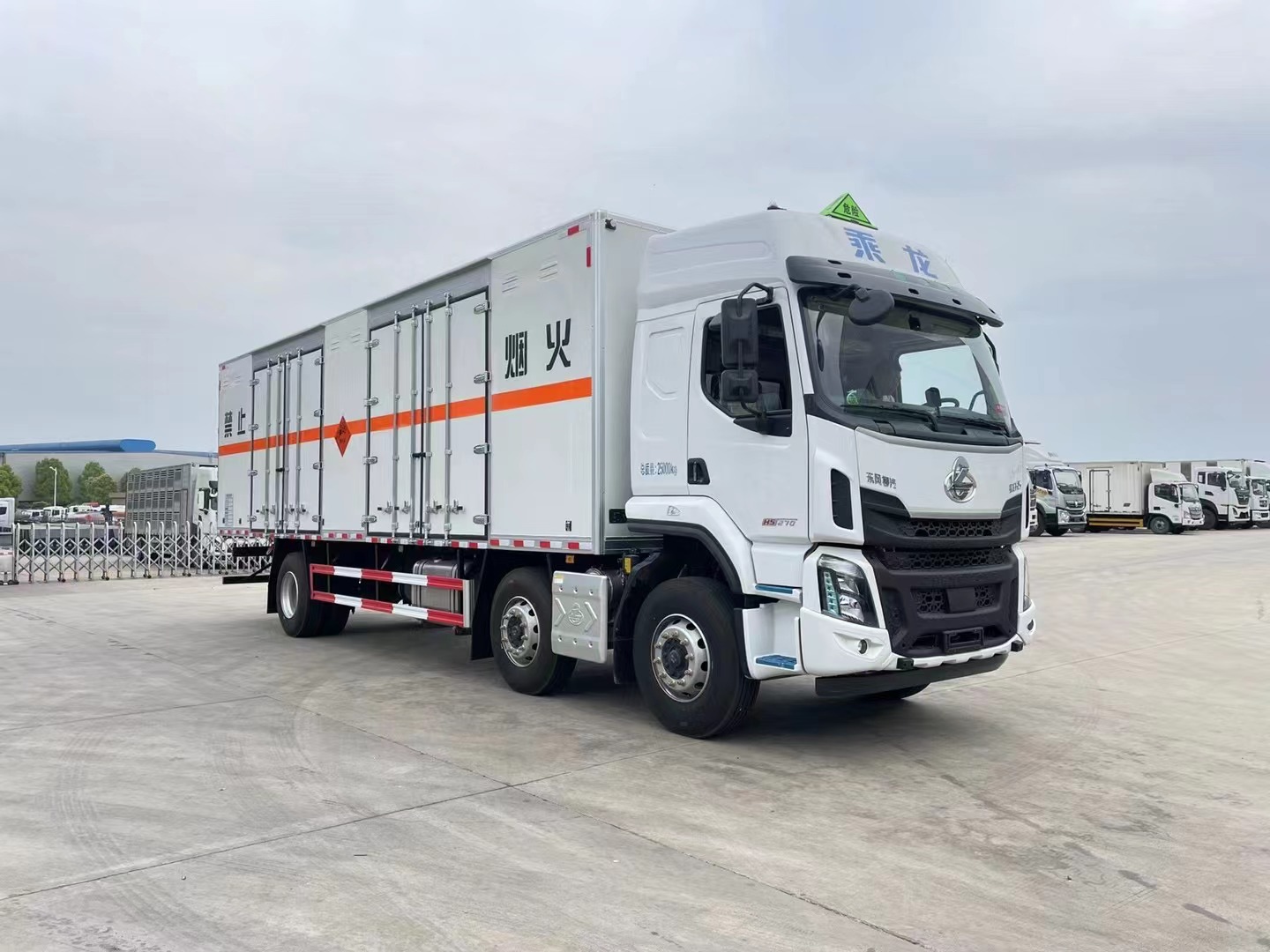 柳汽乘龙9.6米烟花炮竹运输车