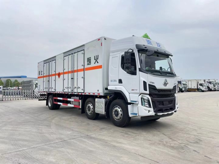 柳汽乘龙9.6米烟花炮竹运输车