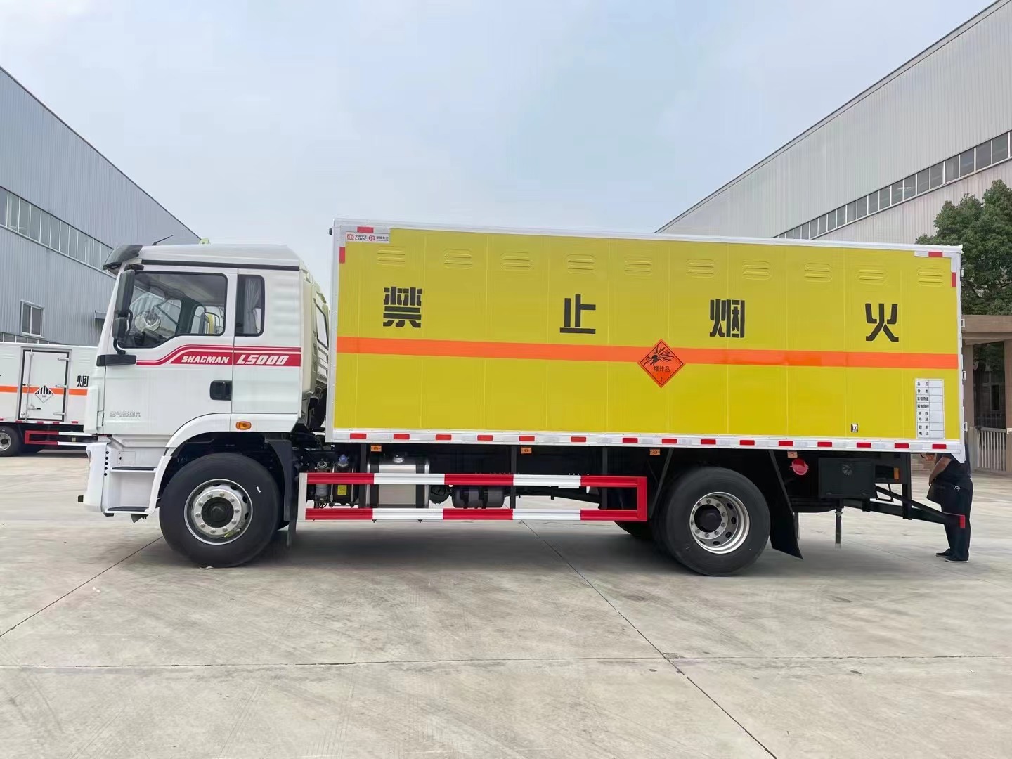 陕汽德龙6.8米烟花炮竹运输车