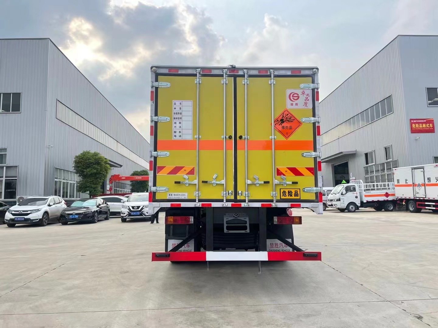 陕汽德龙6.8米烟花炮竹运输车