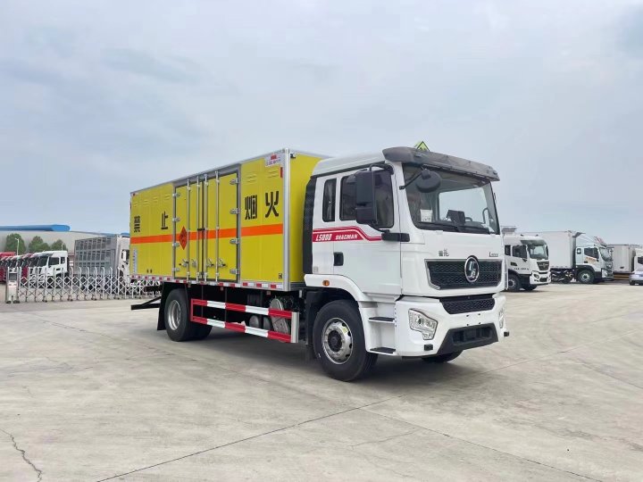陕汽德龙6.8米烟花炮竹运输车