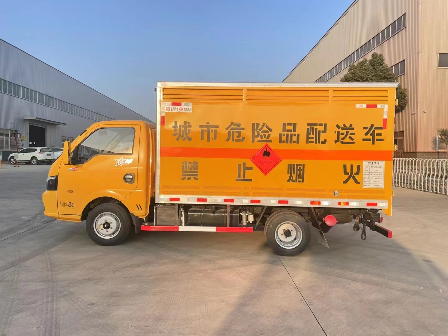 东风途逸柴油版3.8米易燃气体厢式运输车