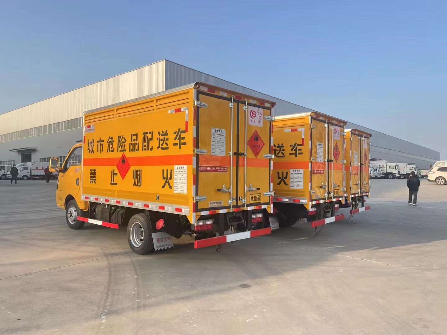 东风途逸柴油版3.8米易燃气体厢式运输车