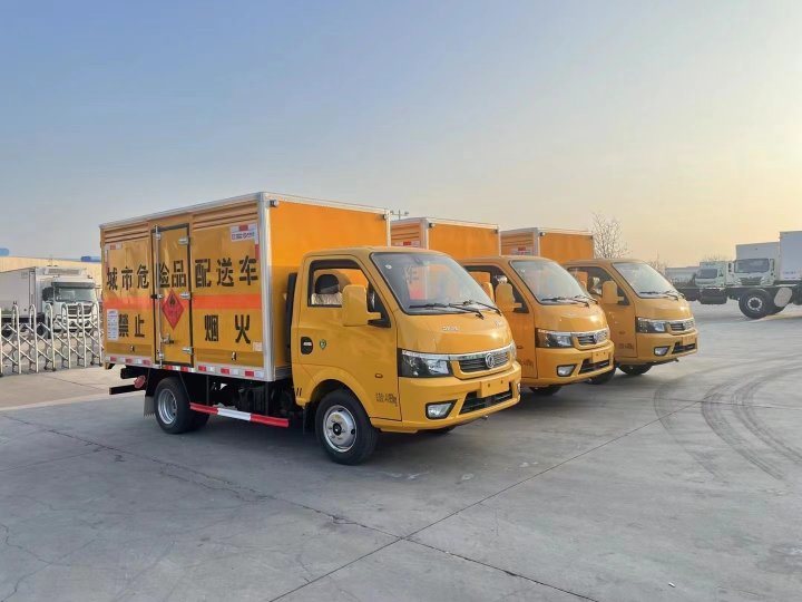 东风途逸柴油版3.8米易燃气体厢式运输车