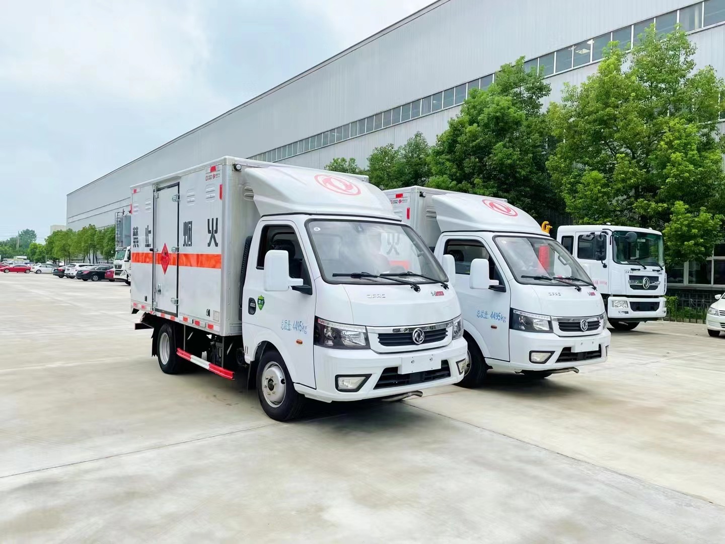 东风途逸柴油版3.8米易燃气体厢式运输车