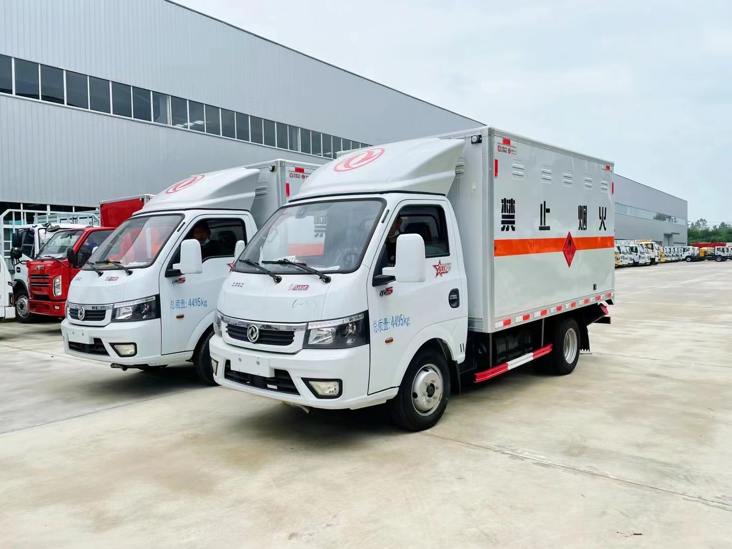 东风途逸柴油版3.8米易燃气体厢式运输车