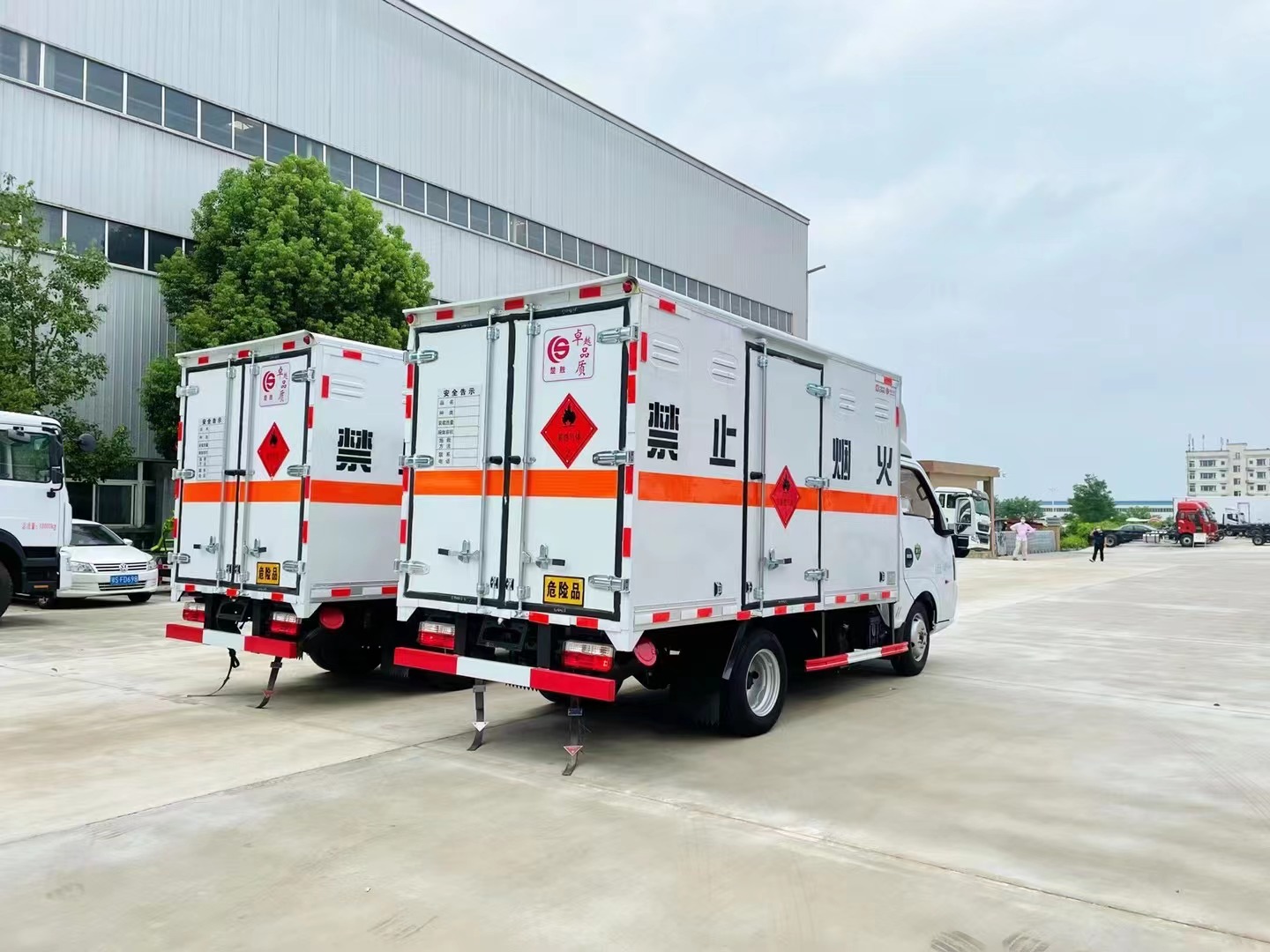 东风途逸柴油版3.8米易燃气体厢式运输车