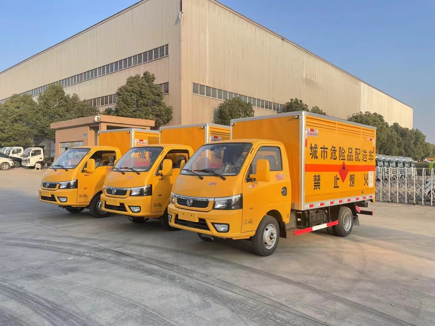 东风途逸柴油版3.8米易燃气体厢式运输车