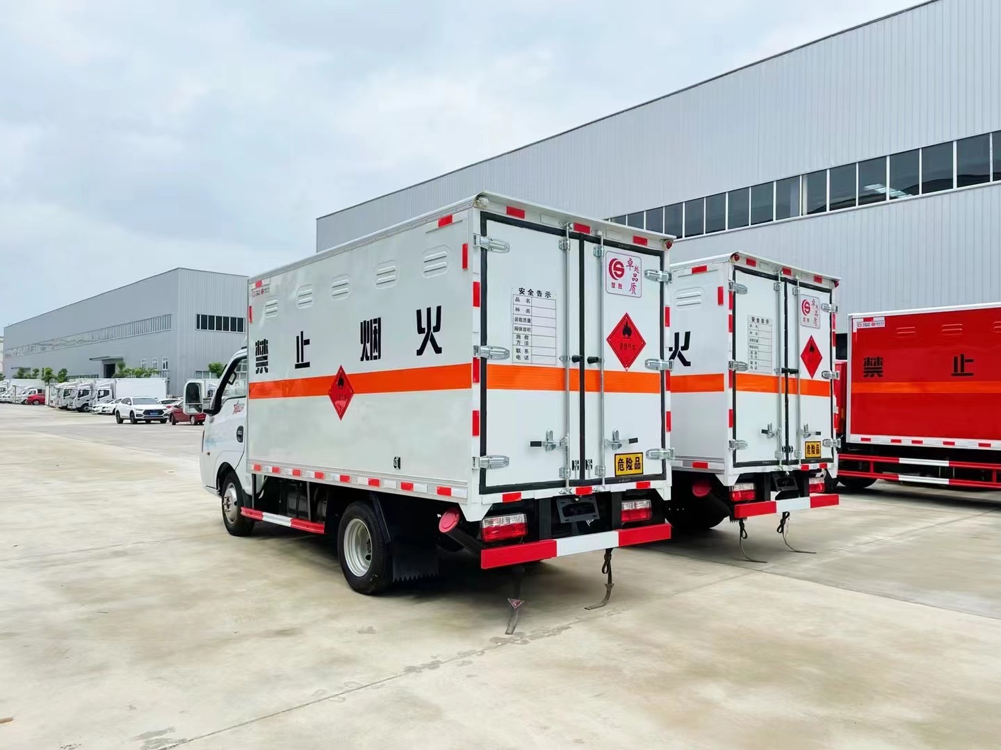 东风途逸柴油版3.8米易燃气体厢式运输车