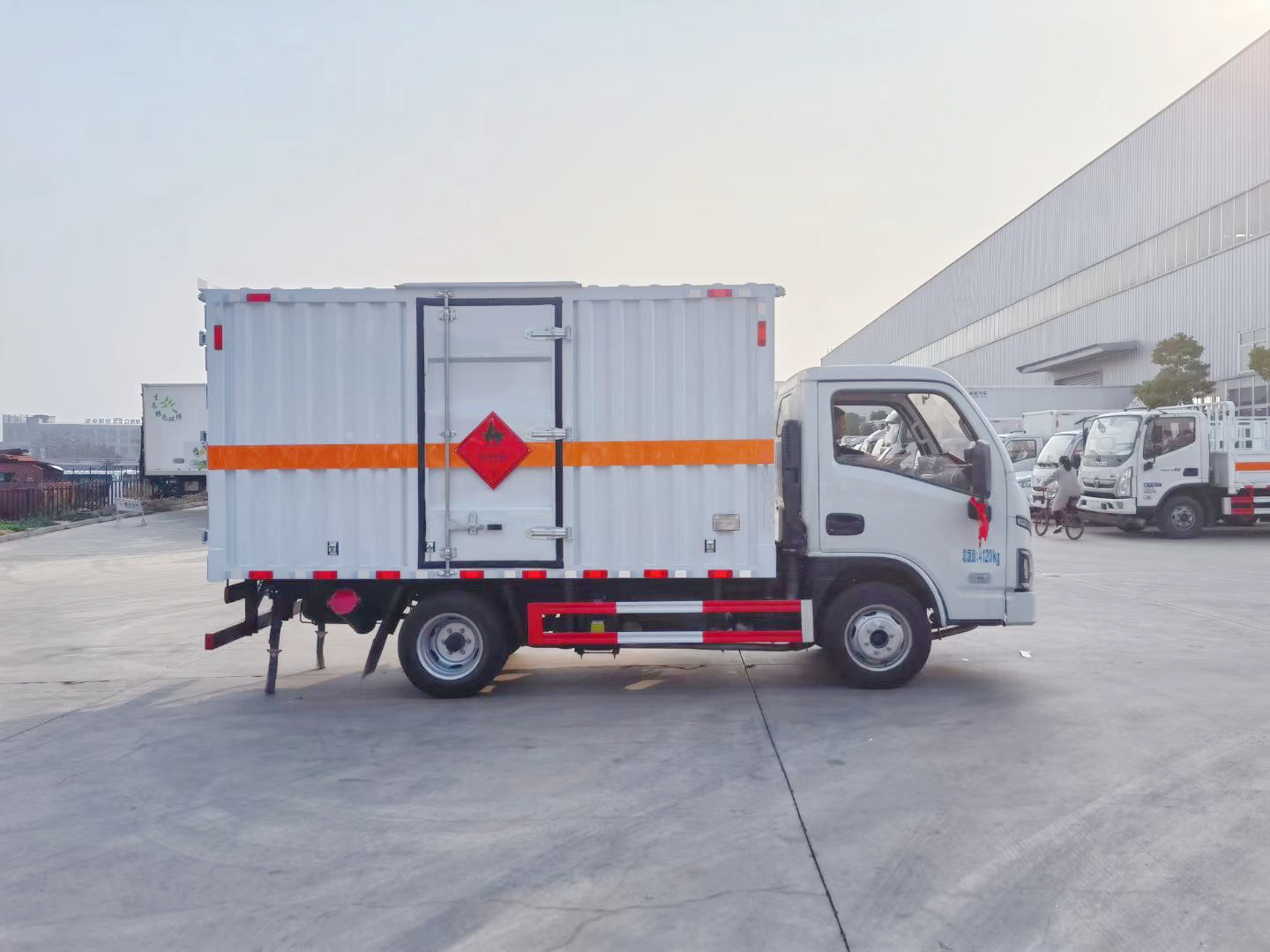 跃进S80柴油版3.4米易燃气体厢式运输车