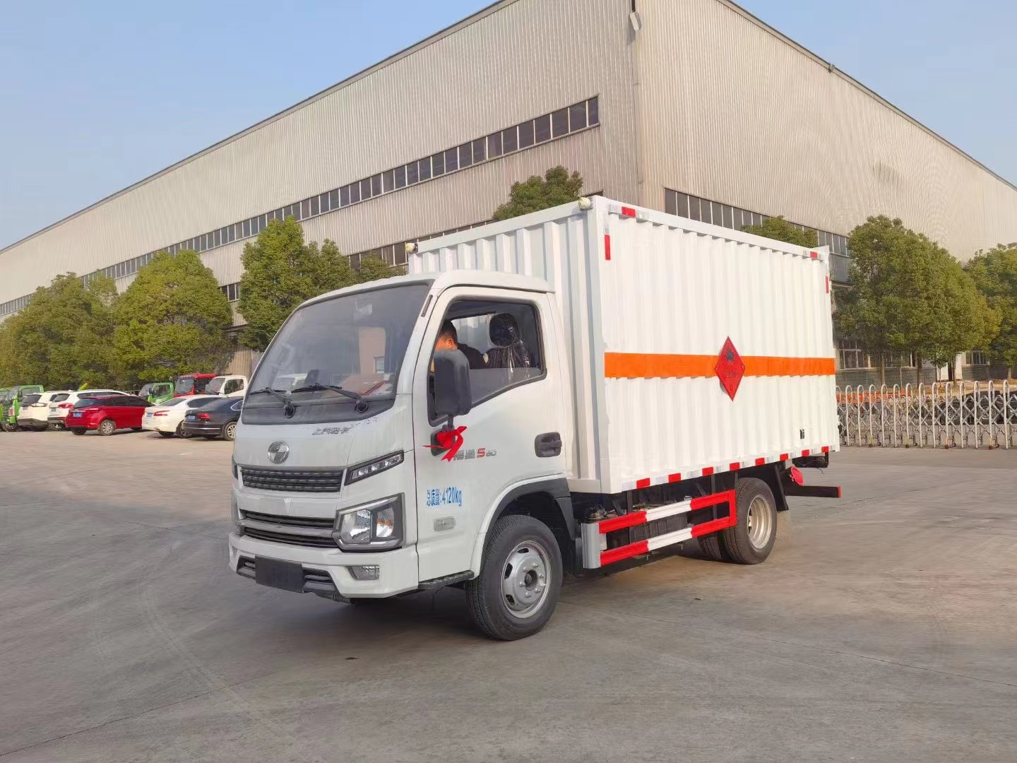 跃进S80柴油版3.4米易燃气体厢式运输车