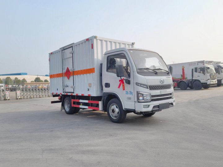 跃进S80柴油版3.4米易燃气体厢式运输车