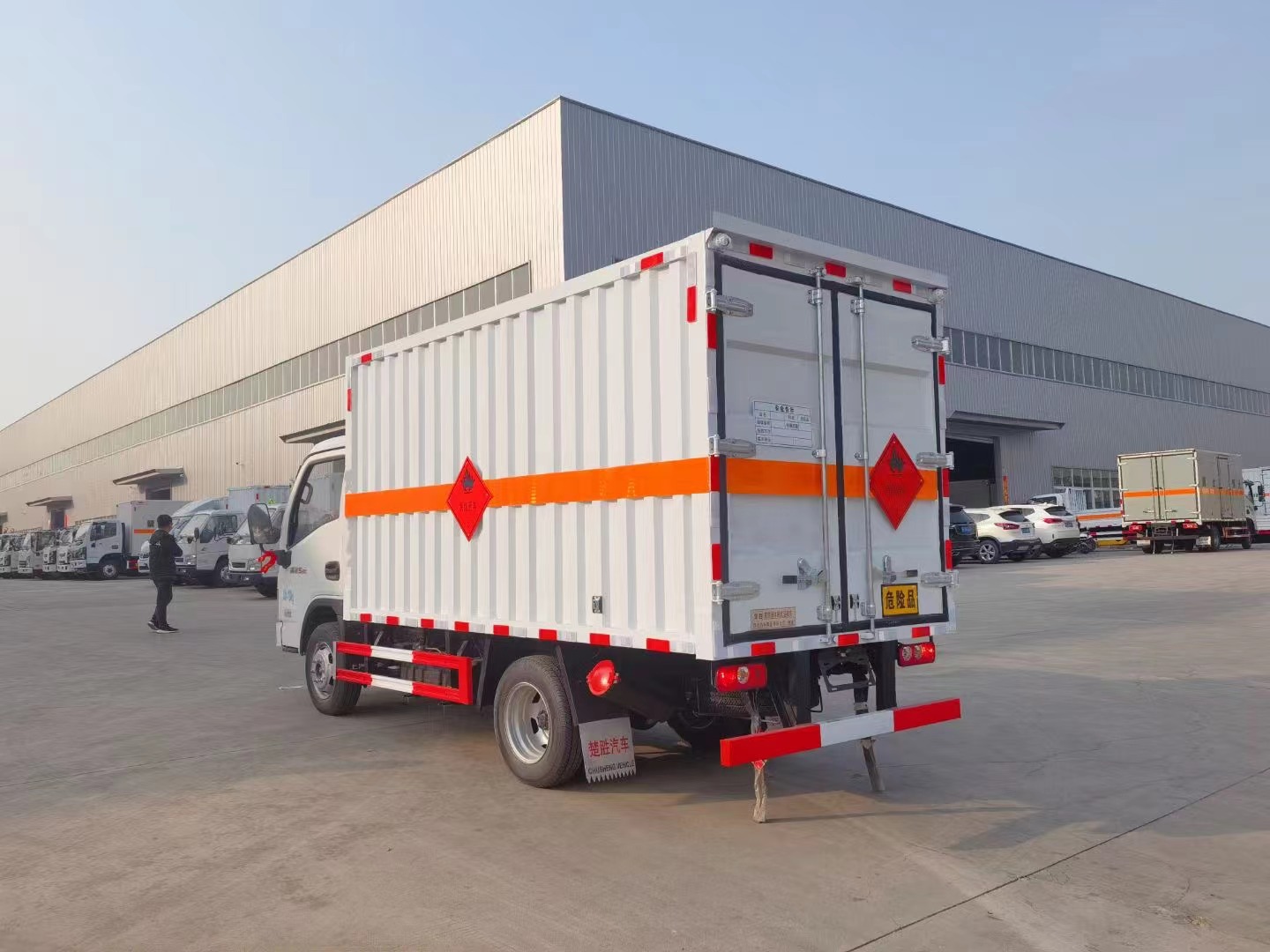 跃进S80柴油版3.4米易燃气体厢式运输车