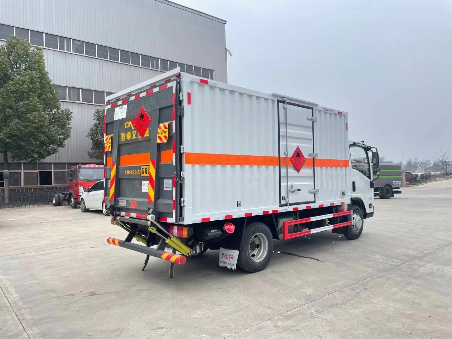 五十铃蓝牌4.15米1吨易燃气体厢式运输车