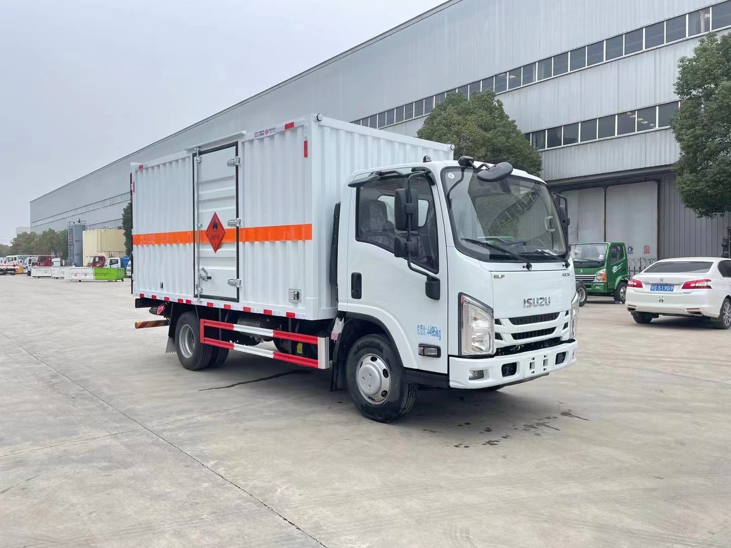 五十铃蓝牌4.15米1吨易燃气体厢式运输车