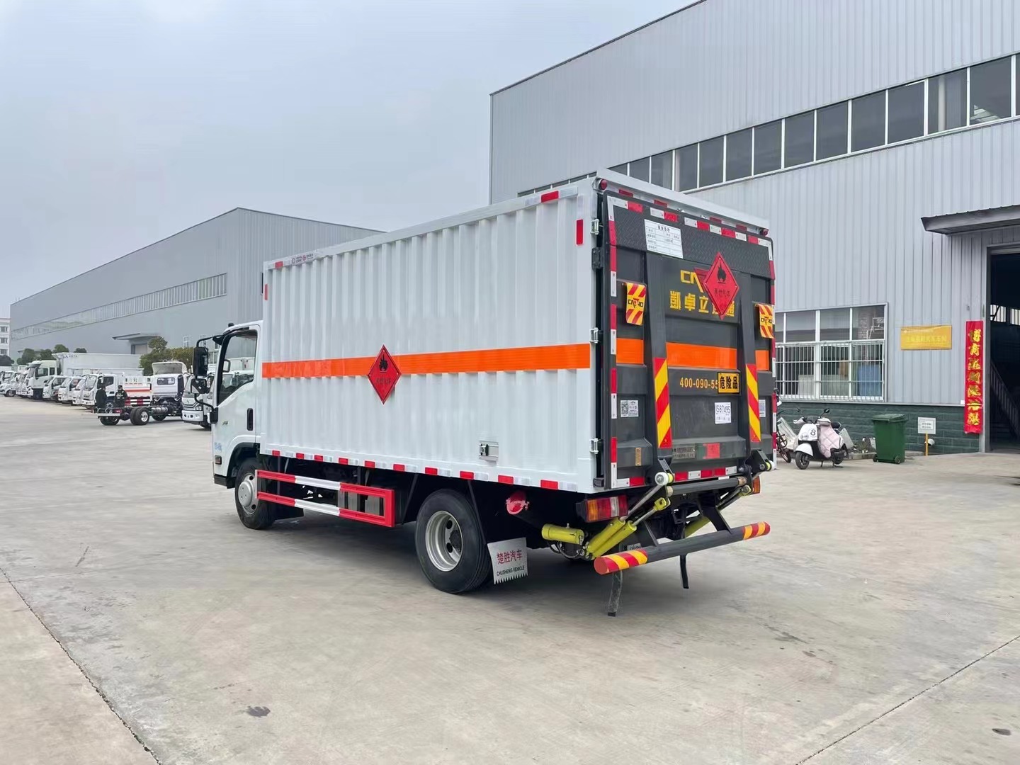 五十铃蓝牌4.15米1吨易燃气体厢式运输车