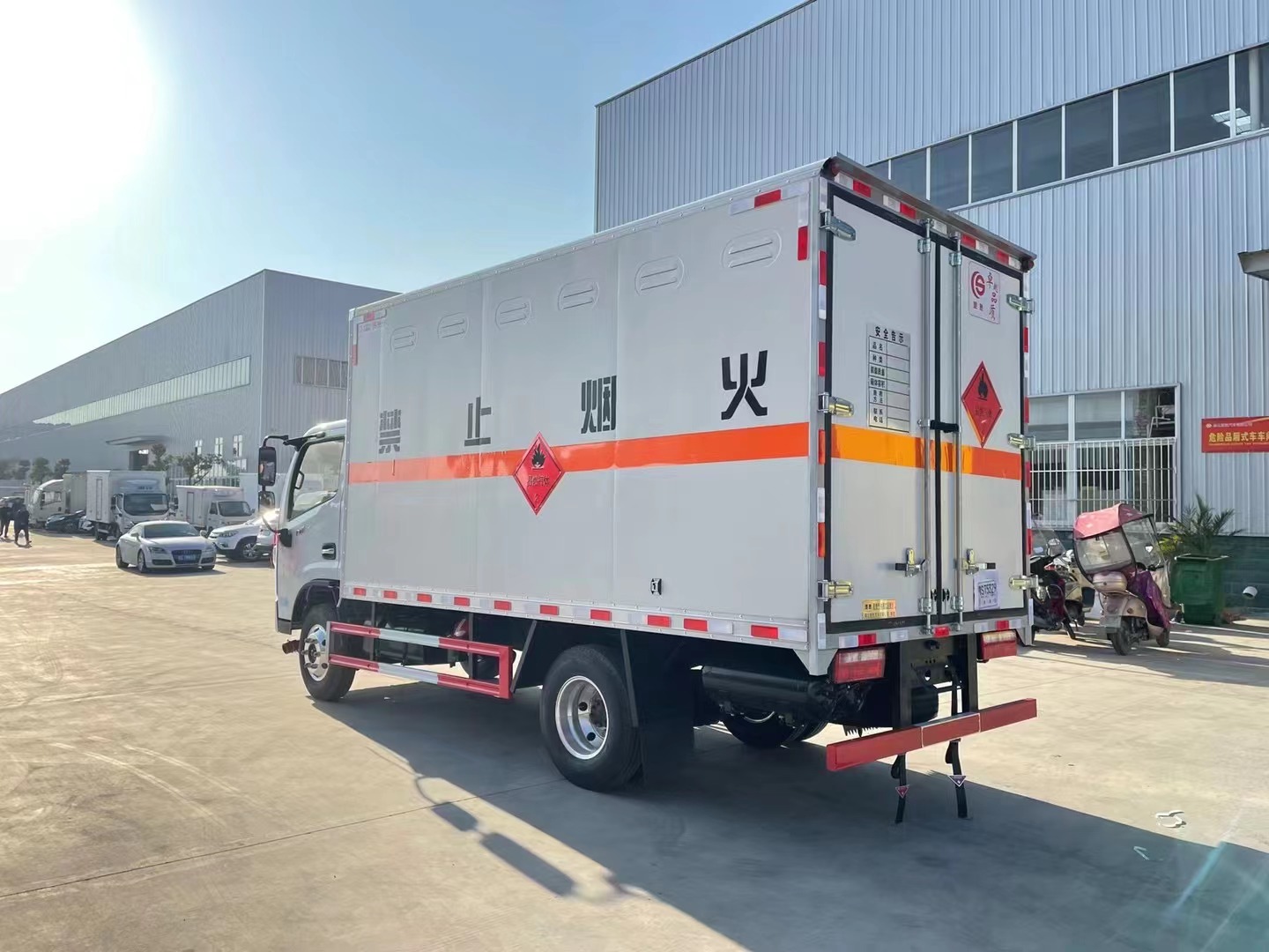 东风多利卡4.1米易燃气体厢式车