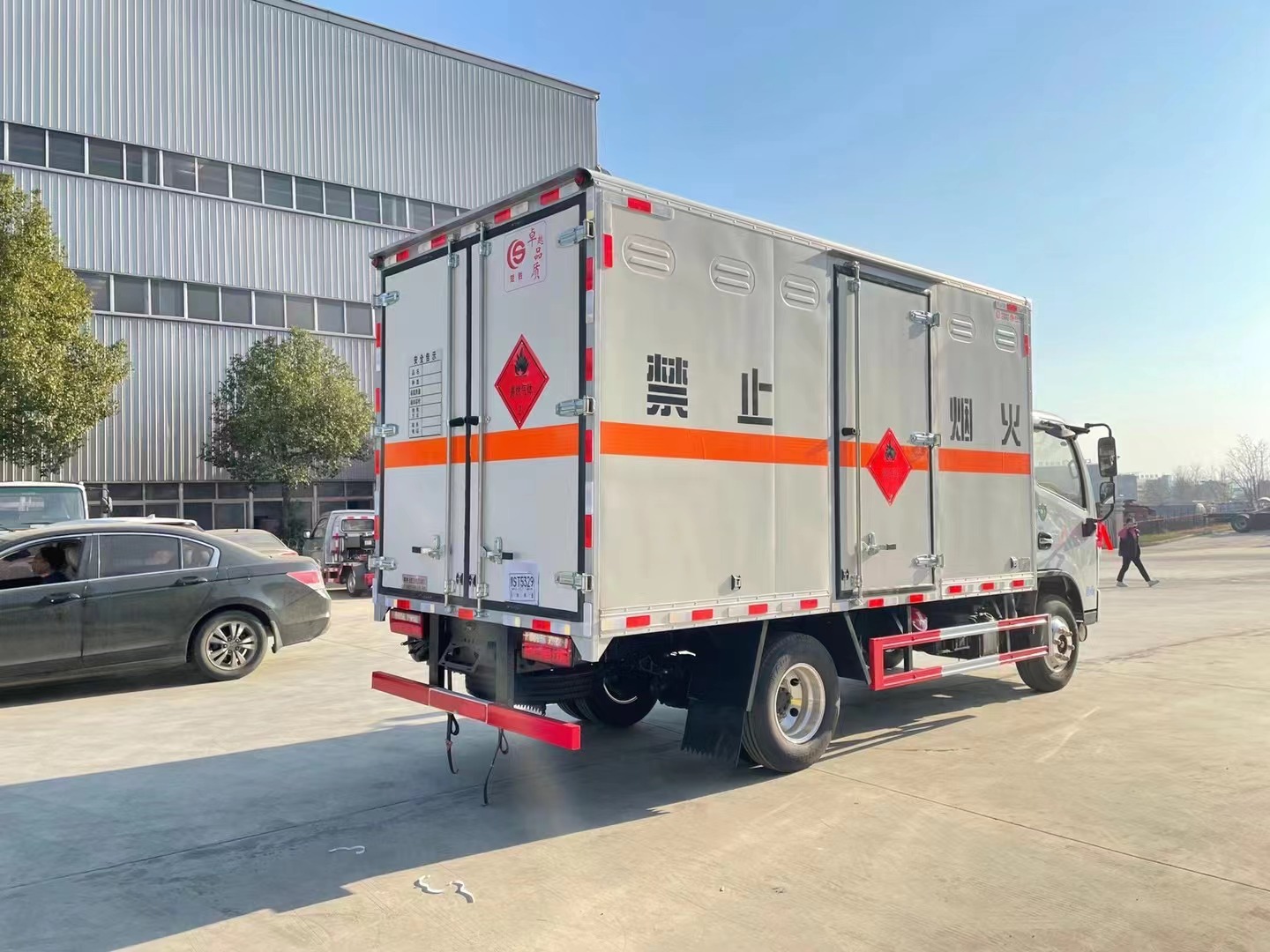 东风多利卡4.1米易燃气体厢式车