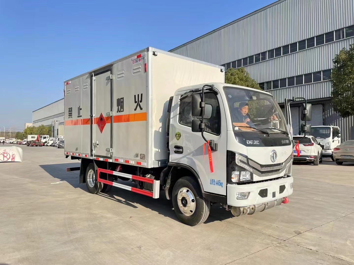 东风多利卡4.1米易燃气体厢式车