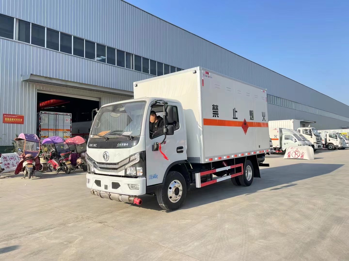 东风多利卡4.1米易燃气体厢式车