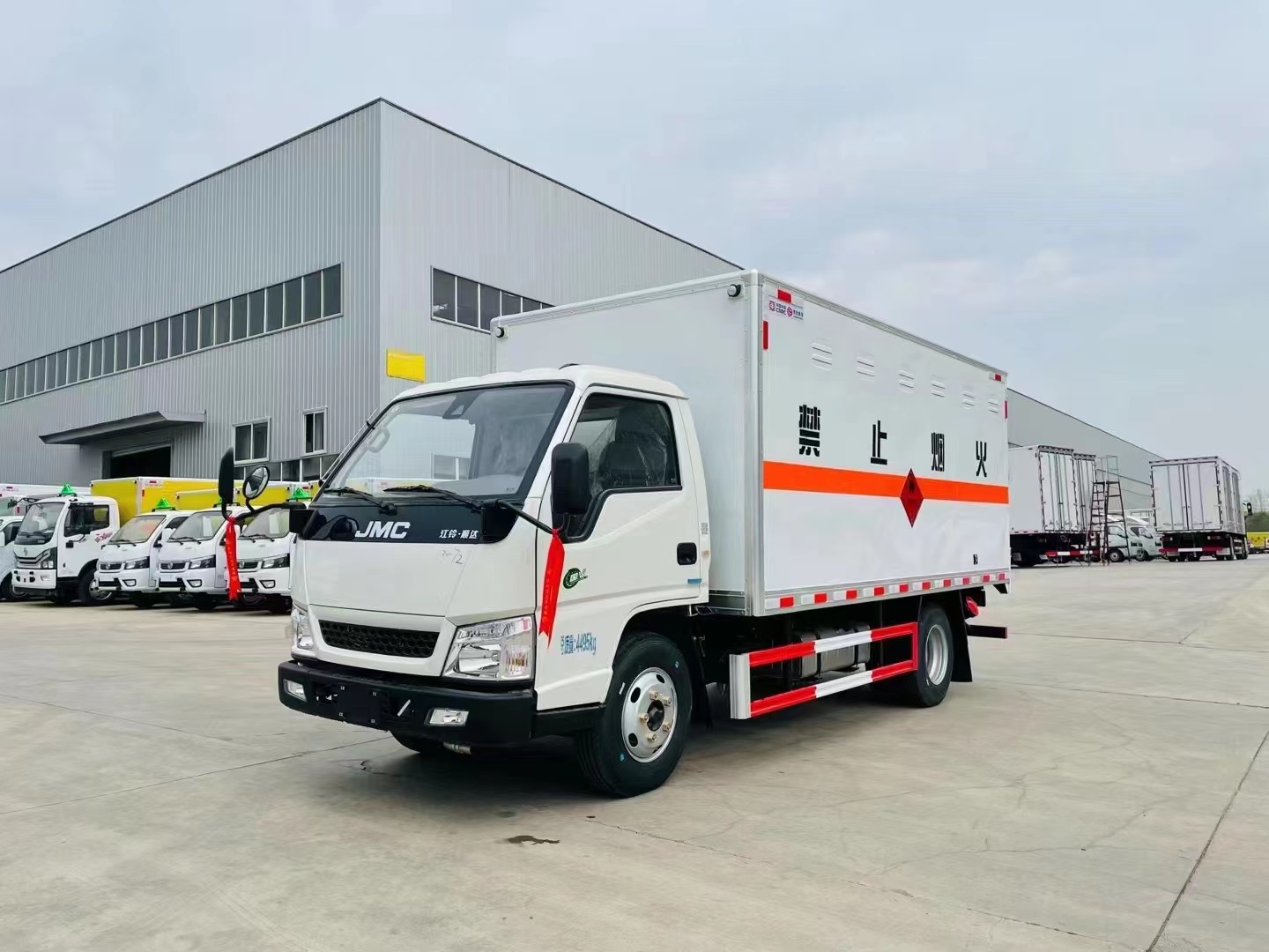 江铃顺达蓝牌4.2米易燃气体厢式运输车