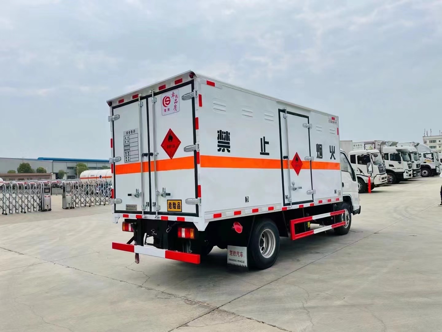 江铃顺达蓝牌4.2米易燃气体厢式运输车