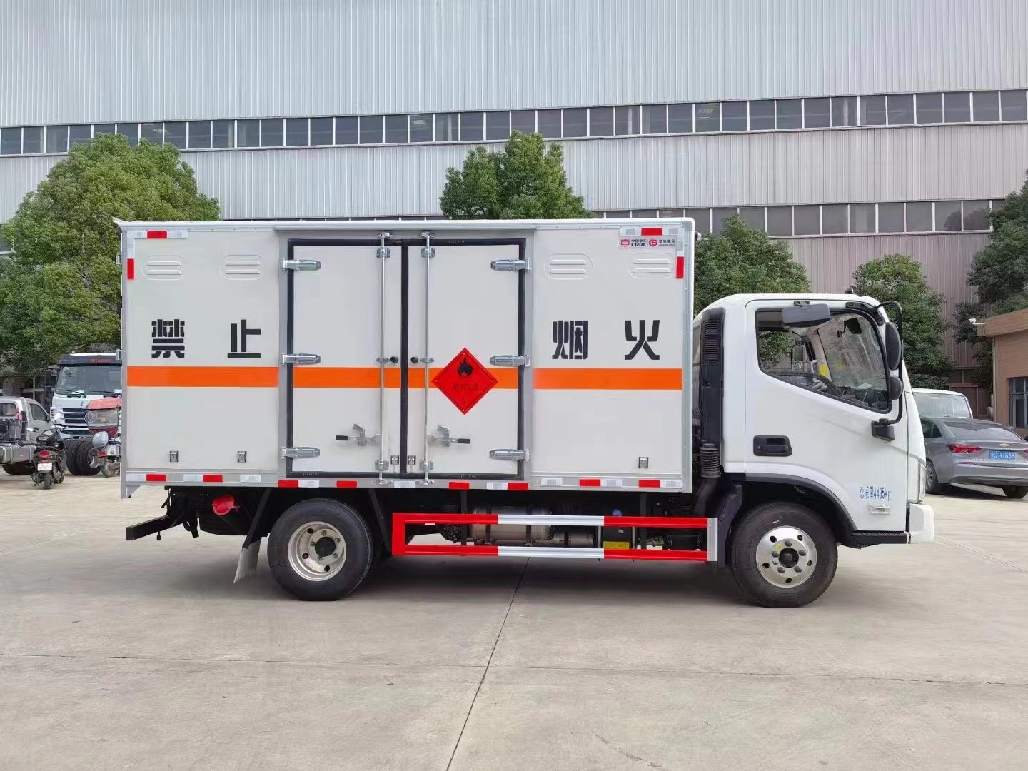 福田欧马可宽体蓝牌4.1米易燃气体厢式运输车