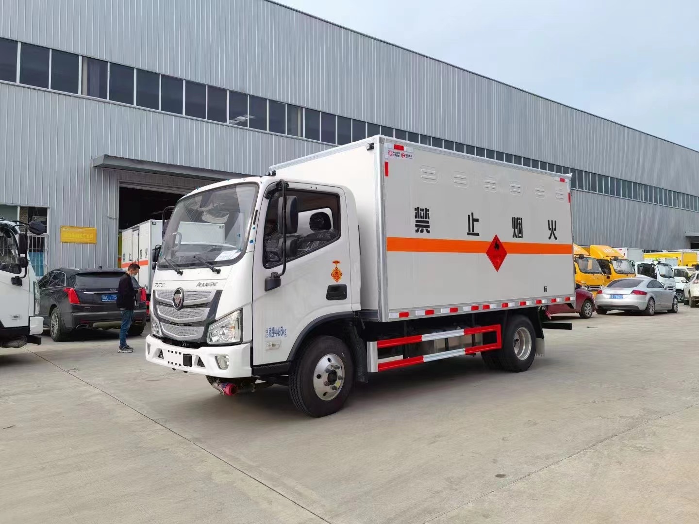 福田欧马可宽体蓝牌4.1米易燃气体厢式运输车