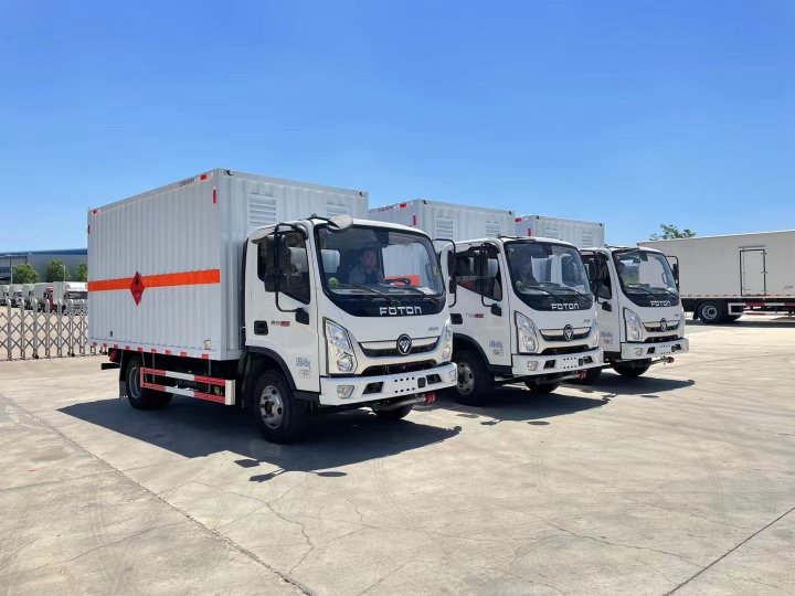 福田奥铃蓝牌4.1米易燃气体厢式运输车