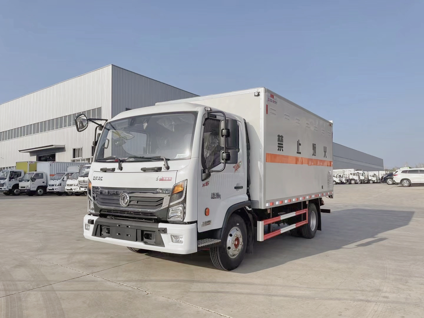 东风凯普特4.3米危险品厢式运输车