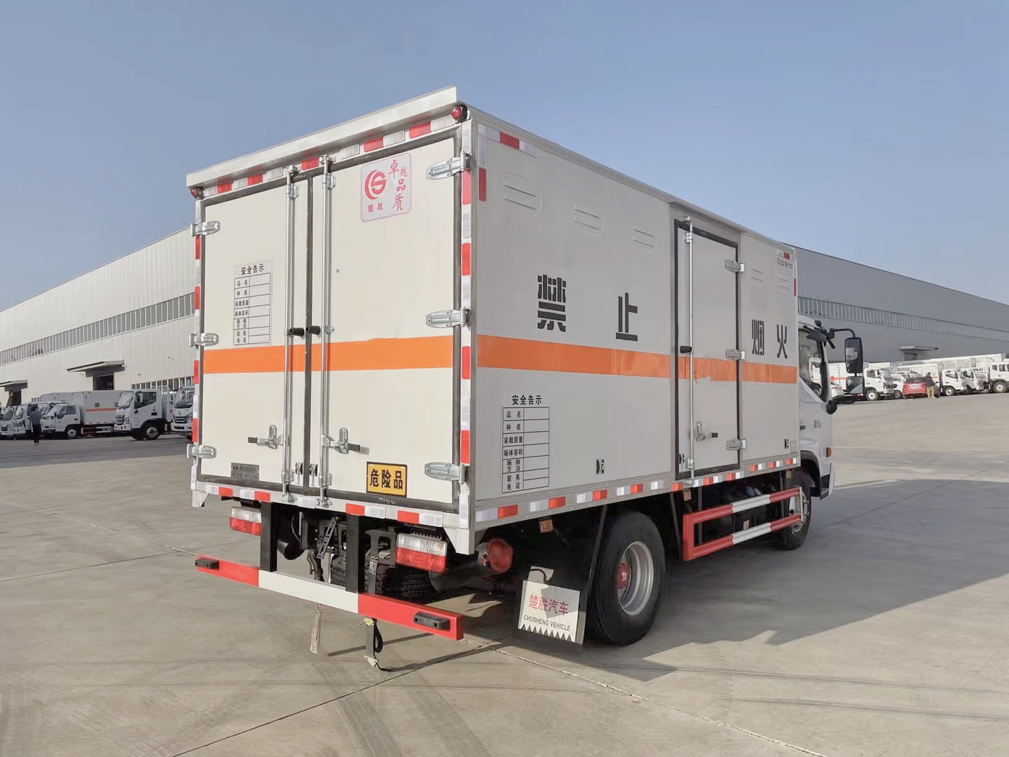 东风凯普特4.3米危险品厢式运输车