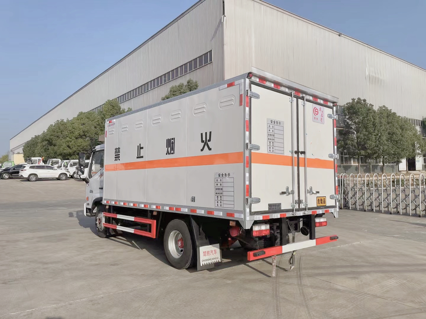 东风凯普特4.3米危险品厢式运输车