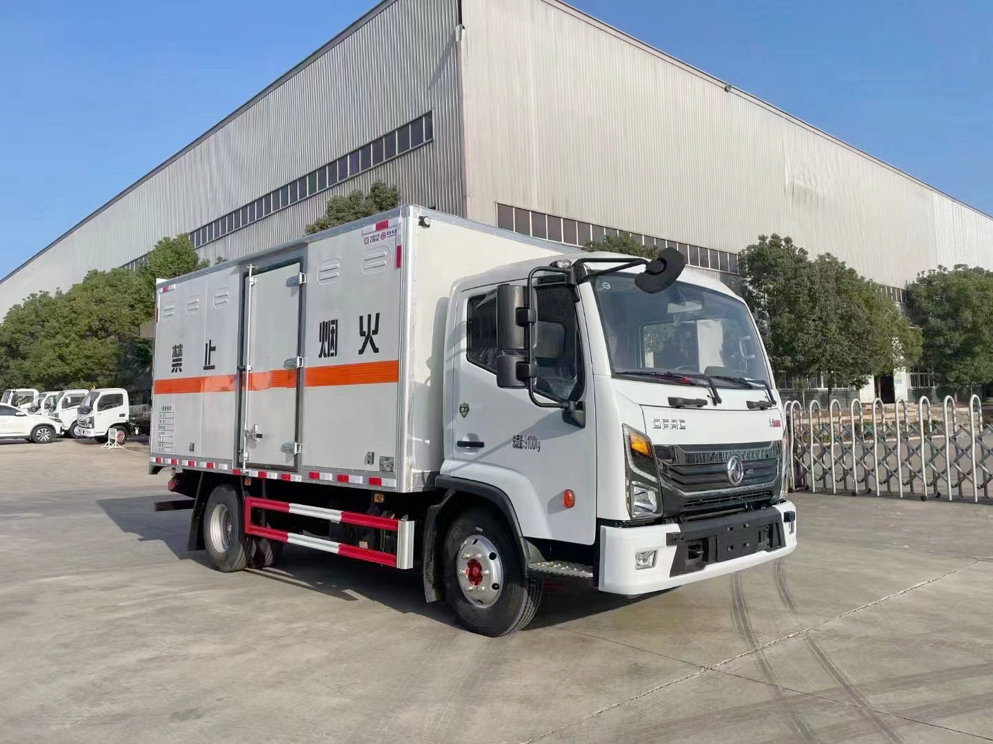 东风凯普特4.3米危险品厢式运输车