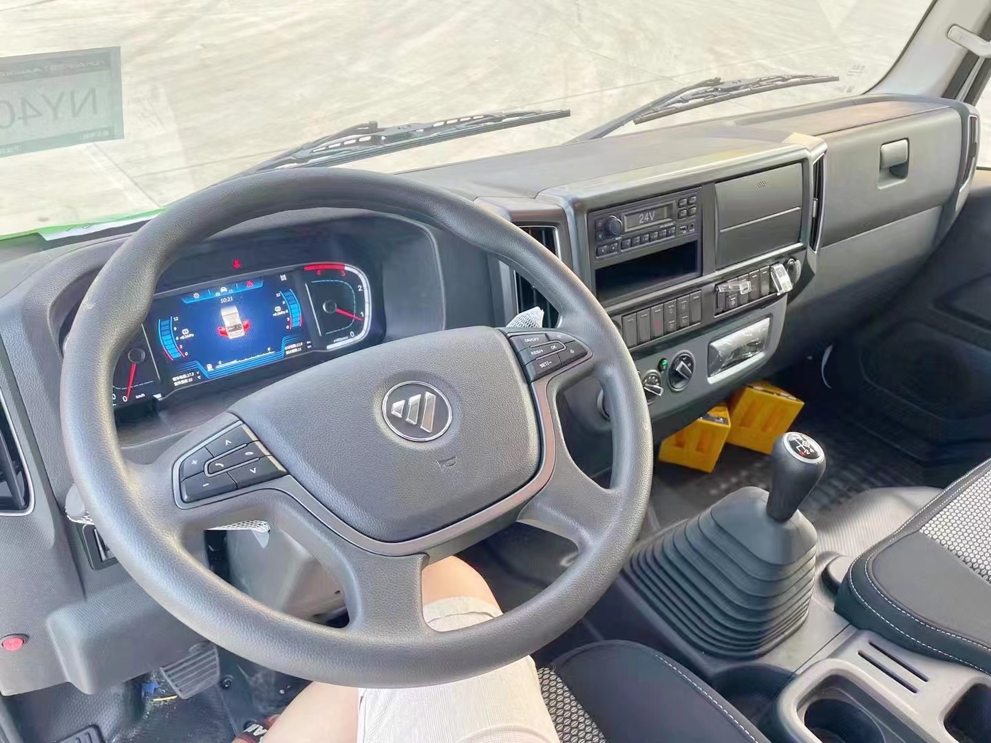 福田欧马可4.3米气体厢式运输车