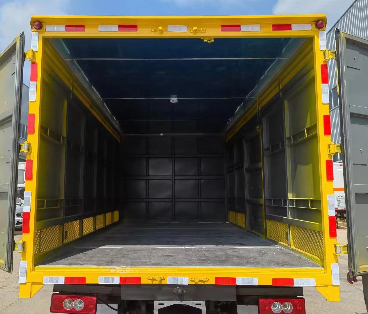 福田欧马可4.3米气体厢式运输车