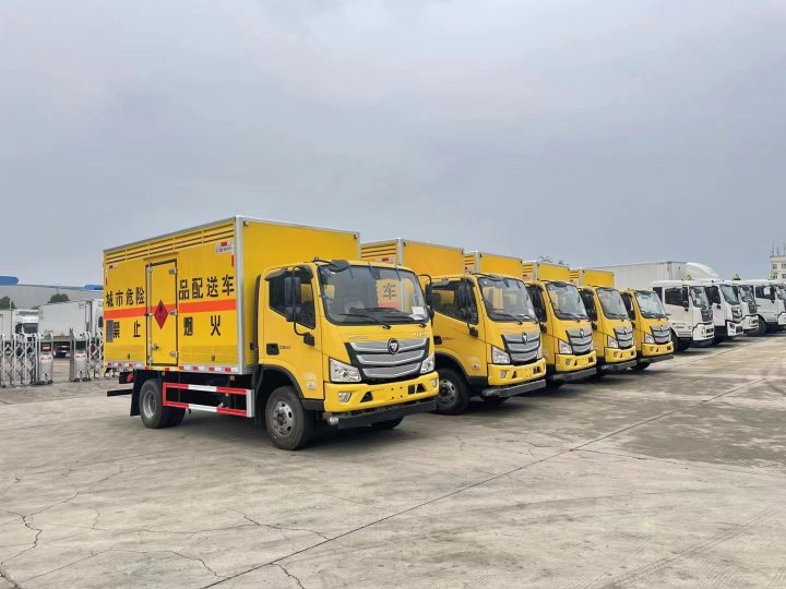 福田欧马可4.3米气体厢式运输车