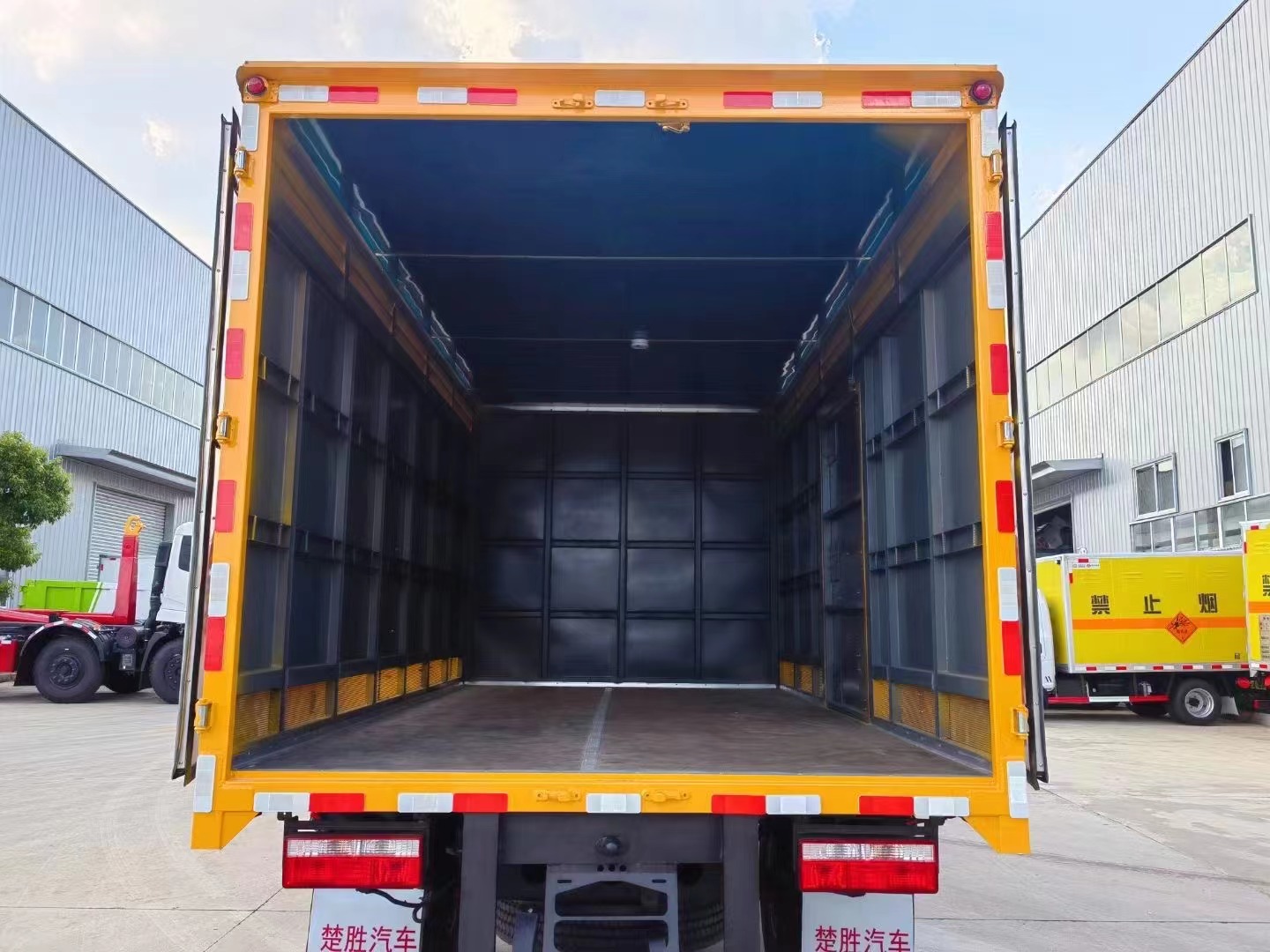 东风多利卡4.3米气体厢式车