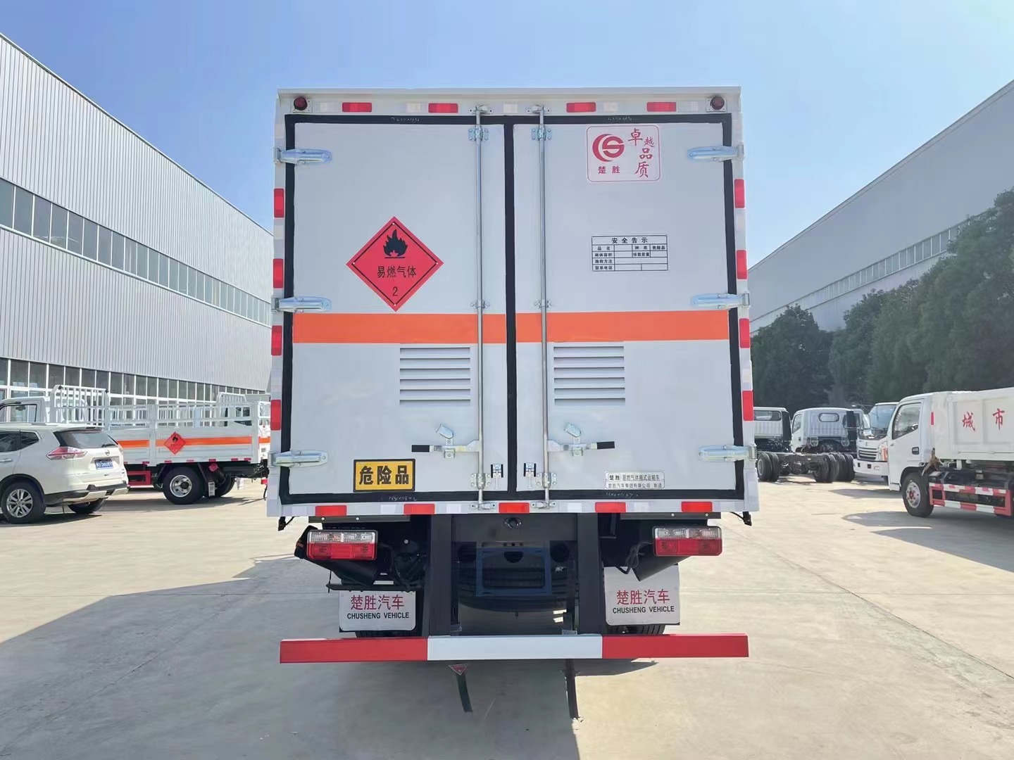 东风福瑞卡5.2米7.2吨气体厢式运输车