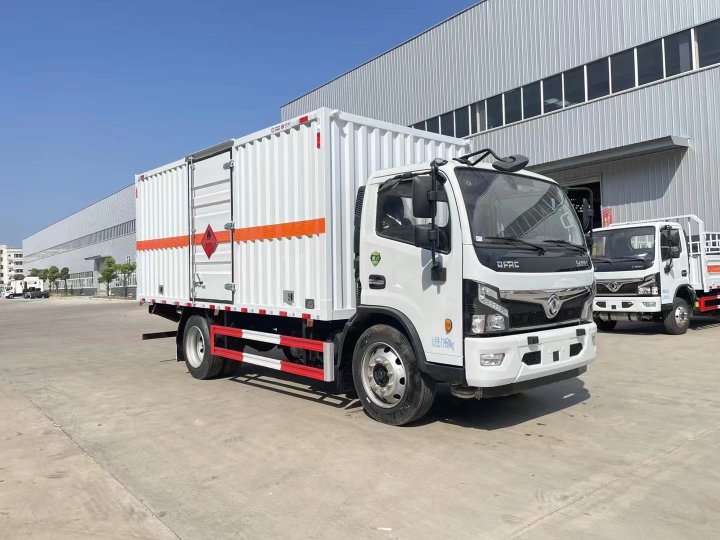 东风福瑞卡5.2米7.2吨气体厢式运输车