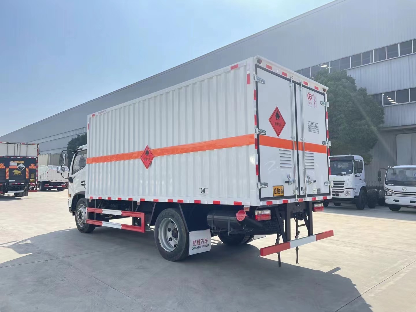 东风福瑞卡5.2米7.2吨气体厢式运输车