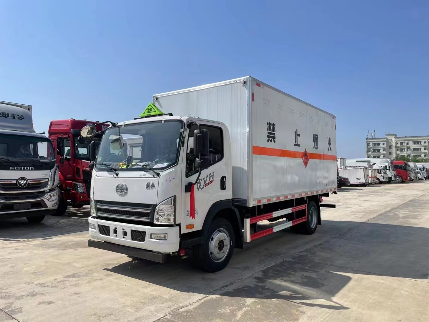 解放5.2米易燃气体厢式运输车/液化气运输车