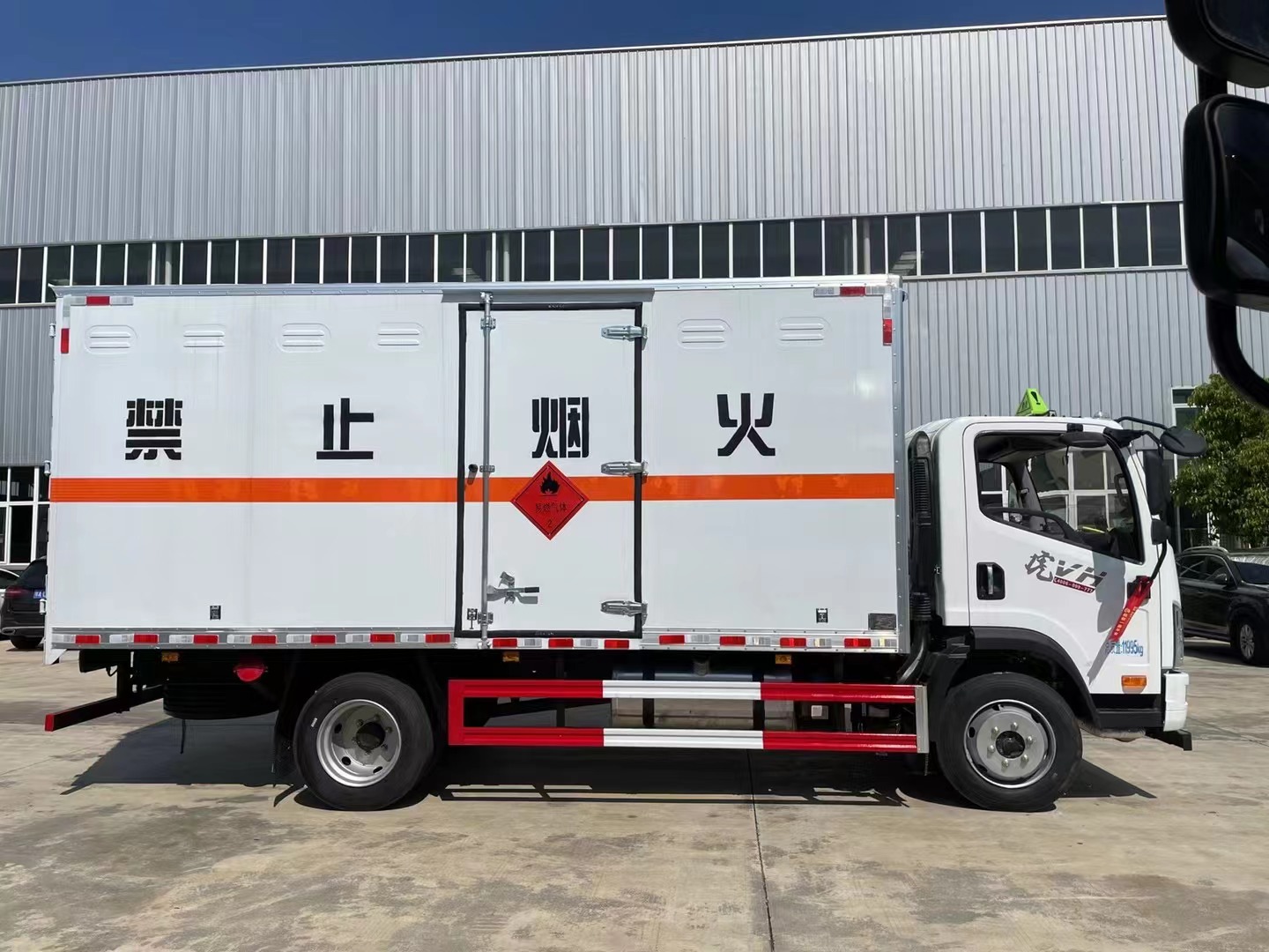 解放5.2米易燃气体厢式运输车/液化气运输车