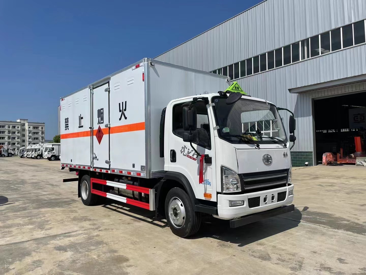 解放5.2米易燃气体厢式运输车/液化气运输车