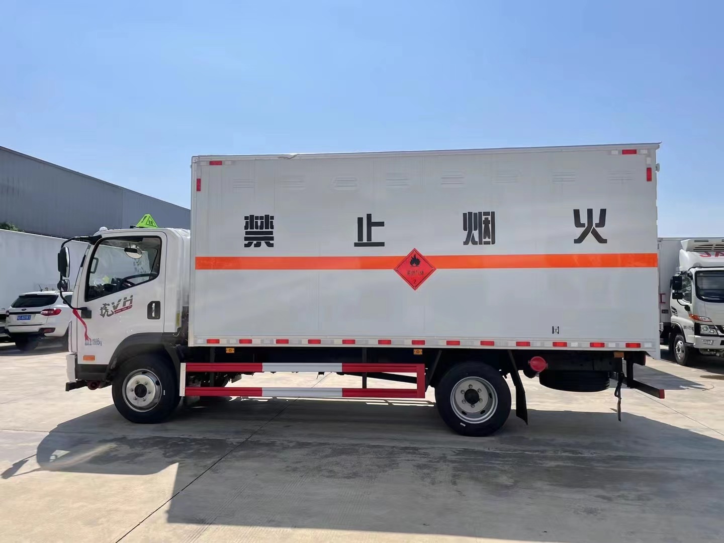 解放5.2米易燃气体厢式运输车/液化气运输车