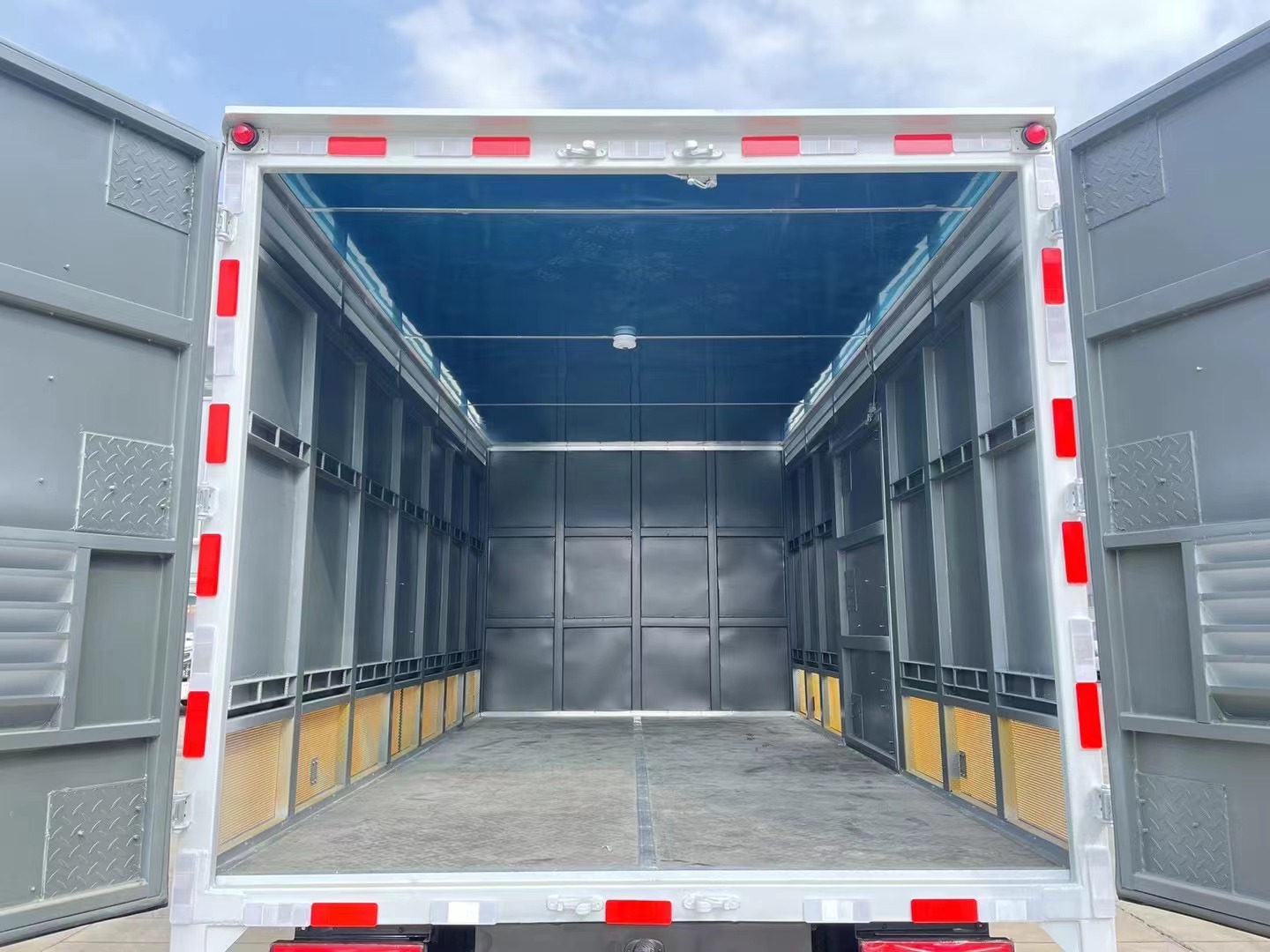 福田欧马可6.8吨气体厢式车