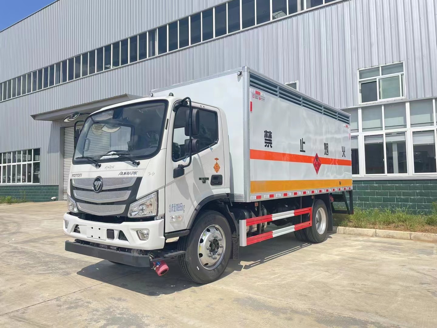 福田欧马可6.8吨气体厢式车