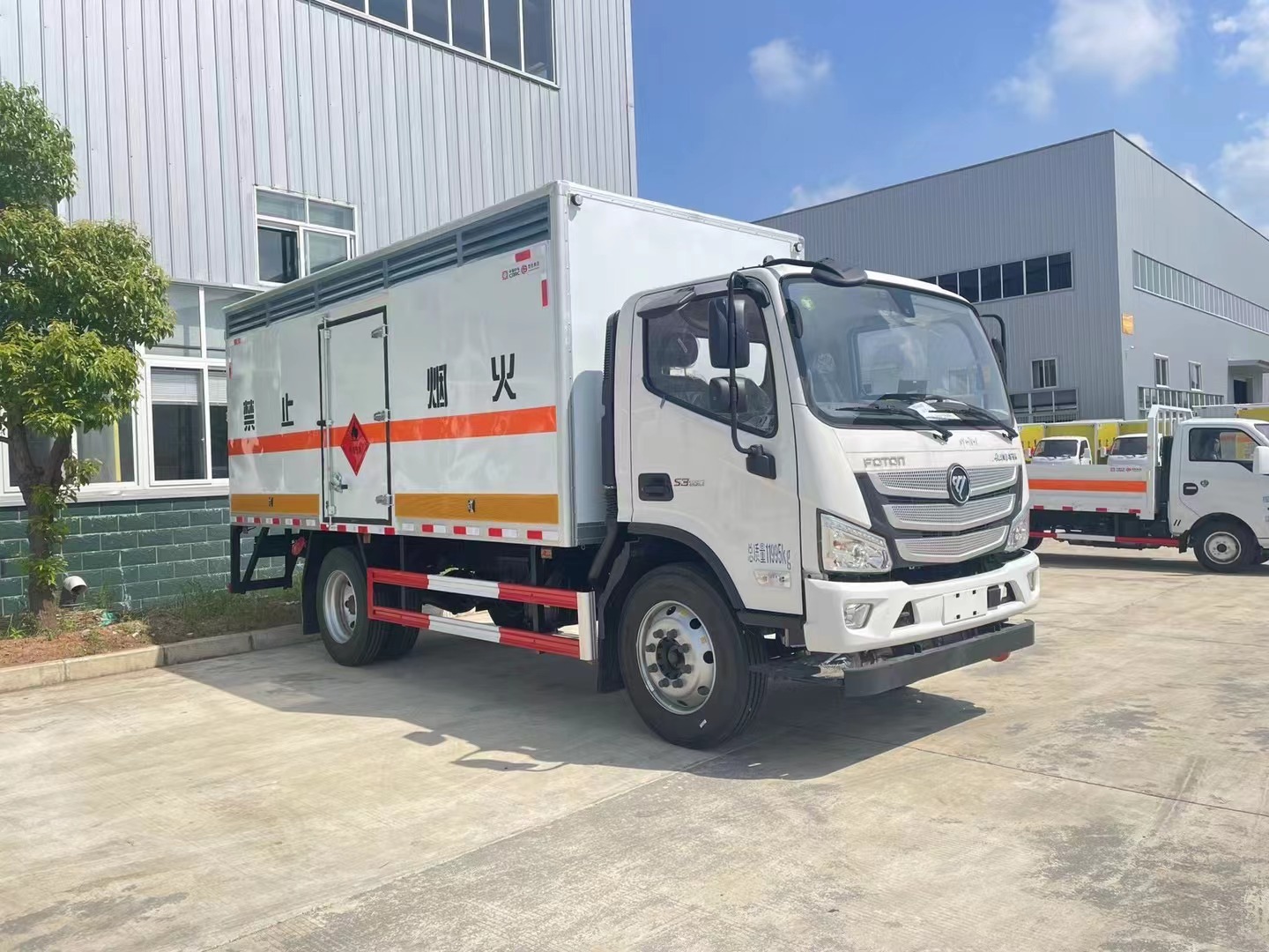 福田欧马可6.8吨气体厢式车