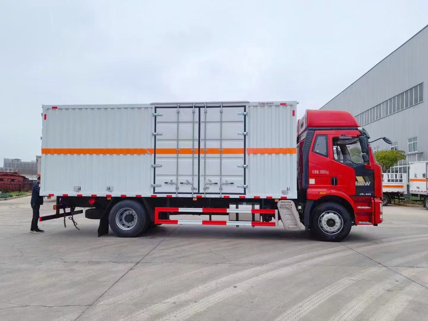 解放J6L黄牌7.6米气体厢式车