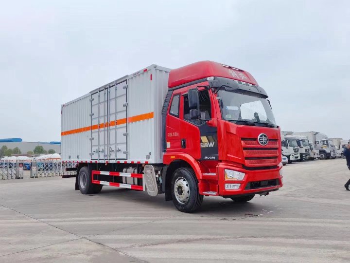 解放J6L黄牌7.6米气体厢式车